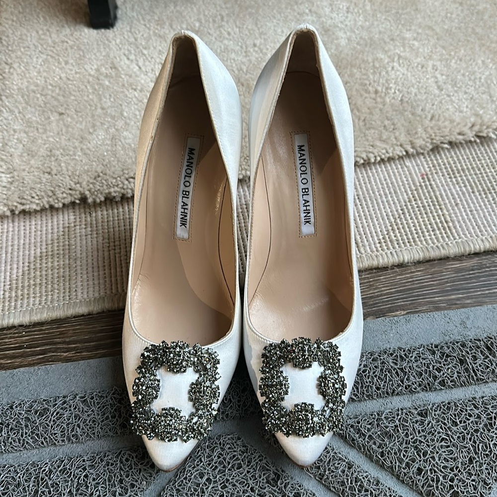 Manolo Blahnik Hangisi Crystal Satin Pumps Size 35 1/1 in White